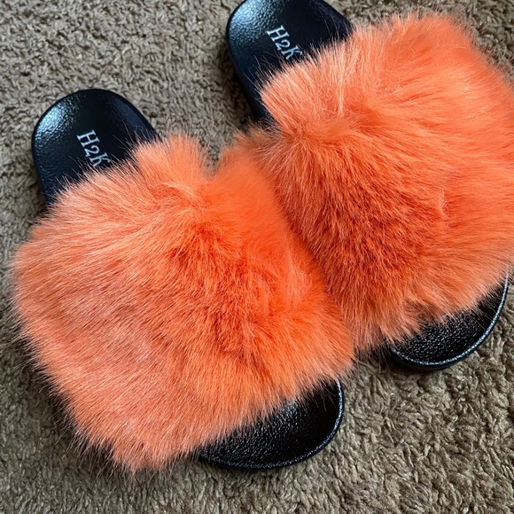 New-Ultra Soft Fur Slides Slippers-color Coral - New in box - Picture 2 of 6